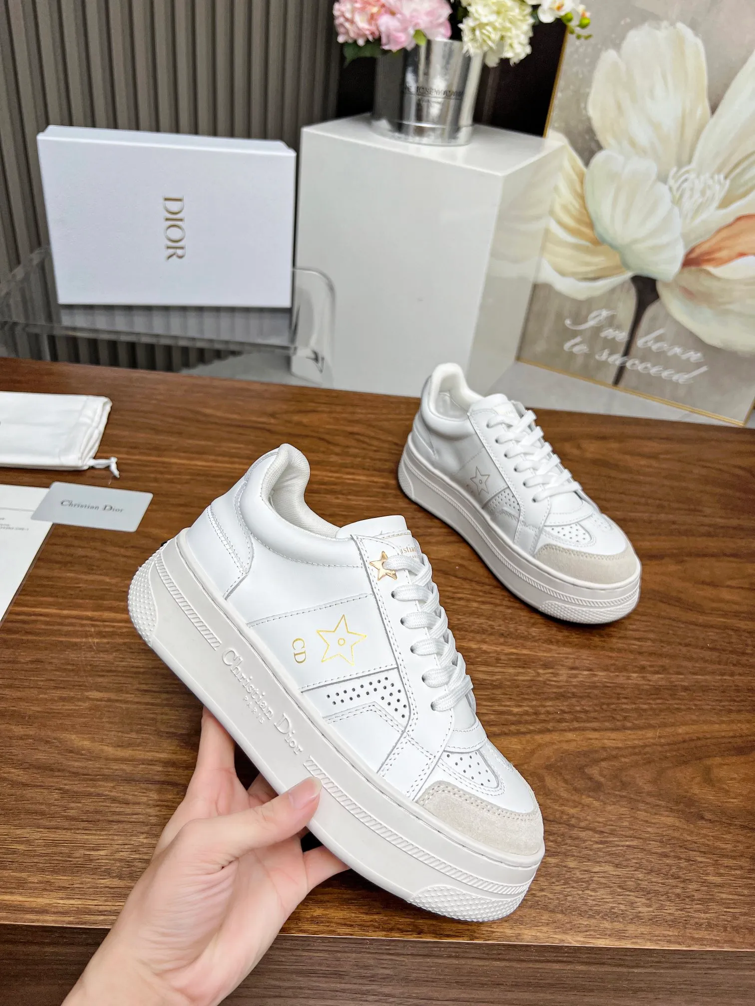 👟👟Ex-factory price 480👟👟 Dior's new 2024 Lucky Star, star sneakers, improve the signature line of modern style. The upper is carefully crafted from white calfskin, with matching suede calfskin panels on the front, and black CD signatures and star patterns on both sides, highlighting its unique charm. With a thick yet ultra-light signature sole that is 5cm taller, this sneaker can be paired with casual wear all year round. Size: 35-41. Welcome to place your order in the picture above [Rose][Rose][Rose]